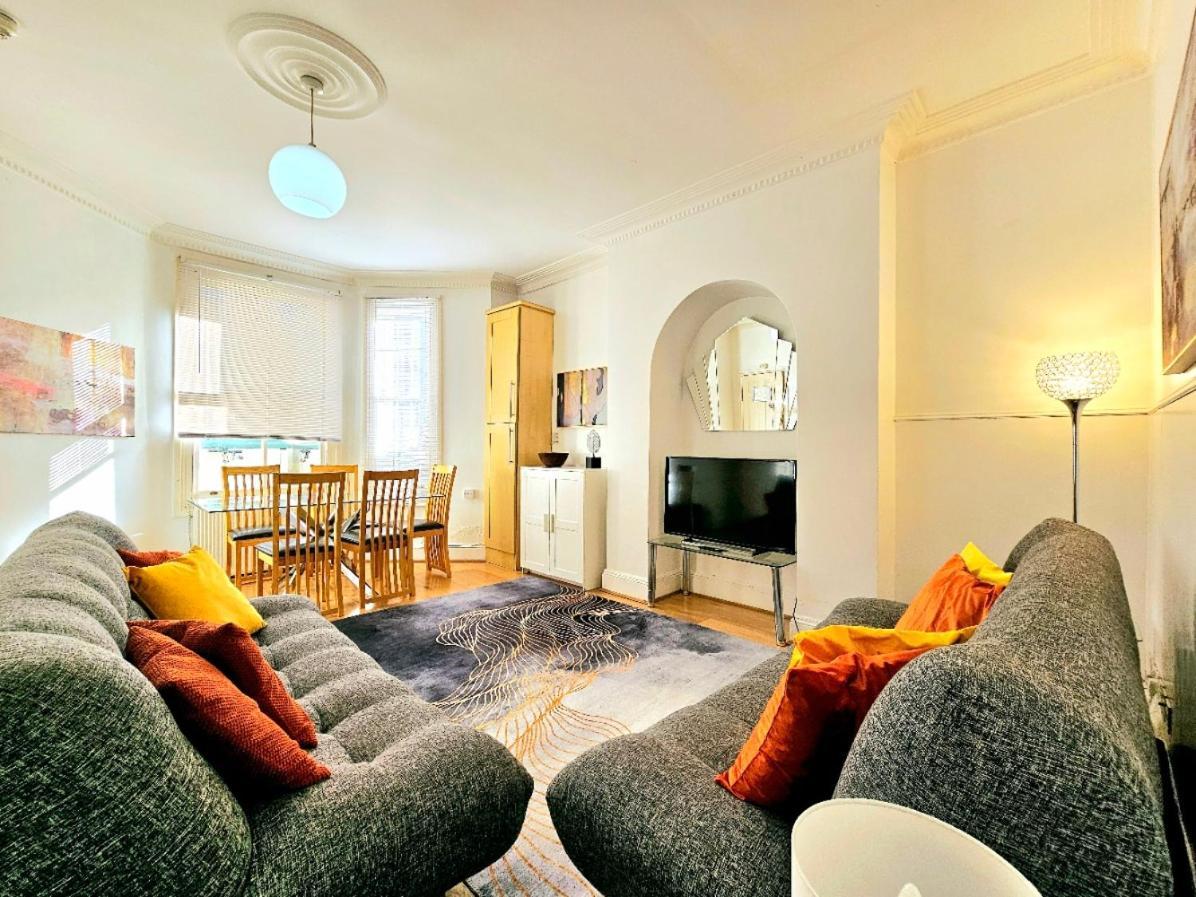 Spacious & Cosy 2 Bedroom Home Plus 2 Sofa-Beds With Private Entrance And Back Patio, 3 Min Walk To Earl'S Court Station Лондон Екстер'єр фото