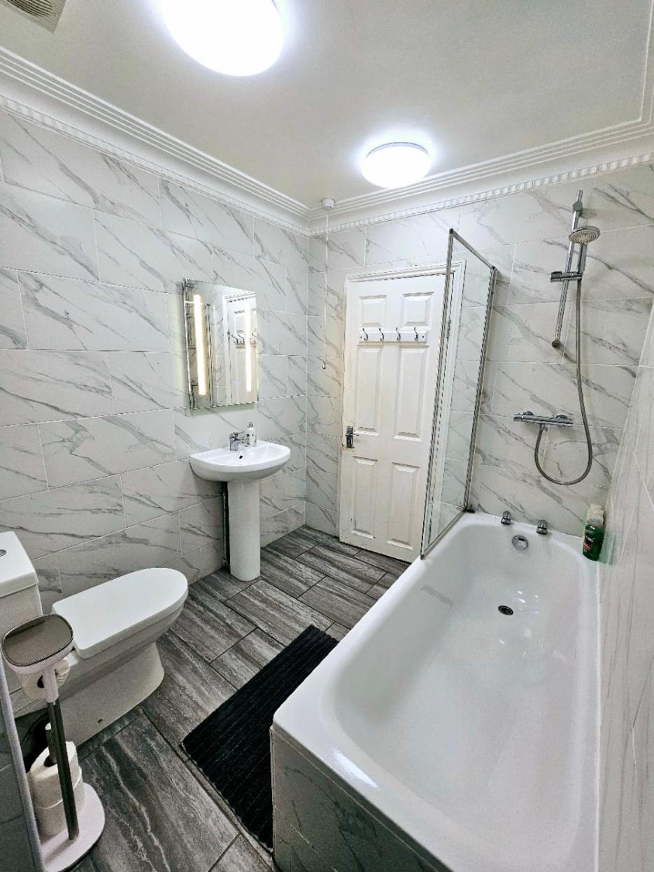 Spacious & Cosy 2 Bedroom Home Plus 2 Sofa-Beds With Private Entrance And Back Patio, 3 Min Walk To Earl'S Court Station Лондон Екстер'єр фото