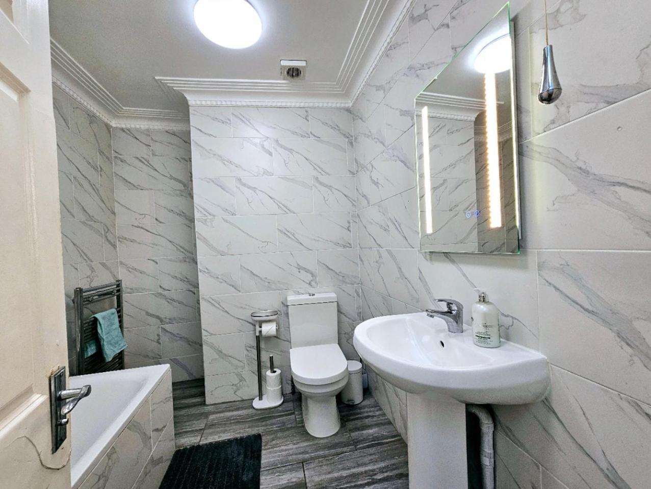 Spacious & Cosy 2 Bedroom Home Plus 2 Sofa-Beds With Private Entrance And Back Patio, 3 Min Walk To Earl'S Court Station Лондон Екстер'єр фото